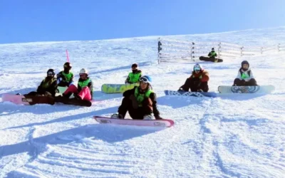 Co zabrać na obóz snowboardowy? Kompletny przewodnik dla młodych snowboardzistów