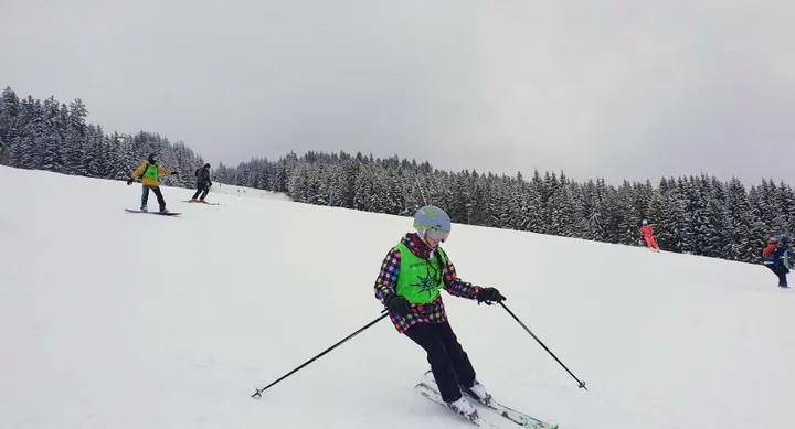 Zagraniczne Obozy Snowboardowe 2025: Idealne Ferie Zimowe dla Młodzieży